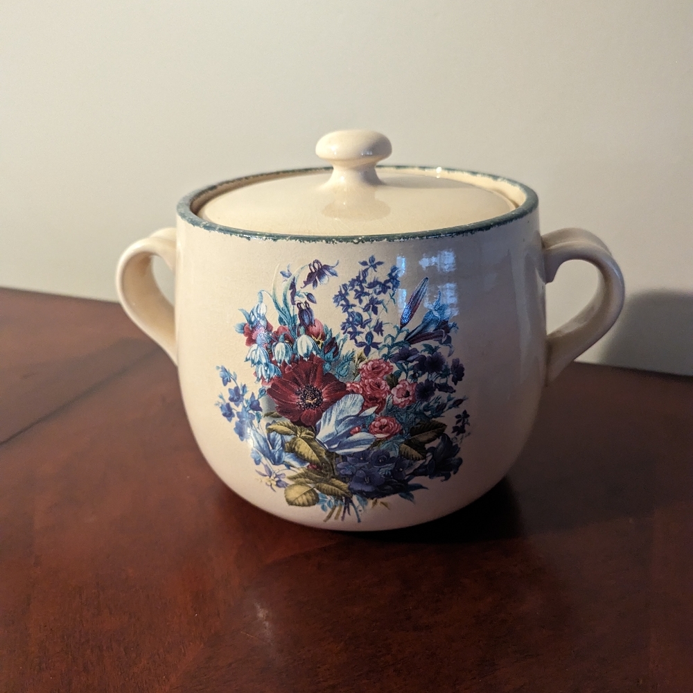 Home and garden party floral bean pot